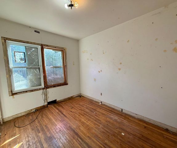 301 S Hackett Road, Waterloo, IA 50701