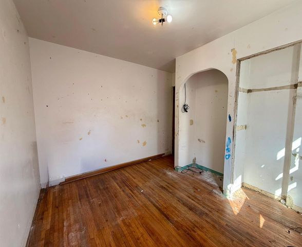 301 S Hackett Road, Waterloo, IA 50701