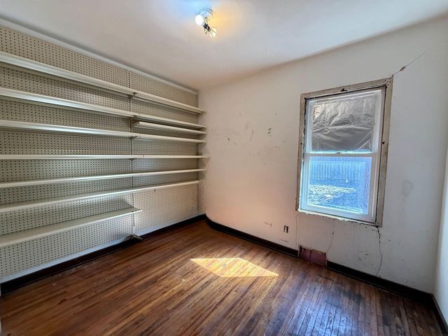 301 S Hackett Road, Waterloo, IA 50701