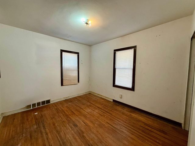 301 S Hackett Road, Waterloo, IA 50701