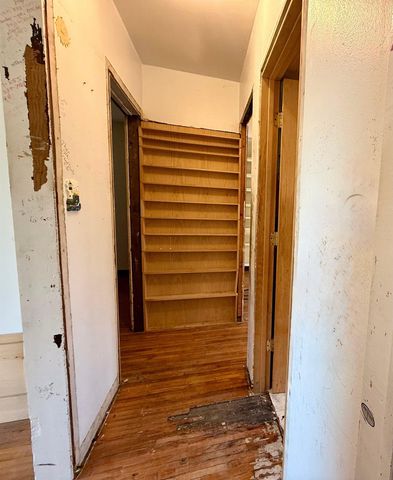 301 S Hackett Road, Waterloo, IA 50701