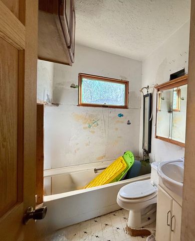 301 S Hackett Road, Waterloo, IA 50701