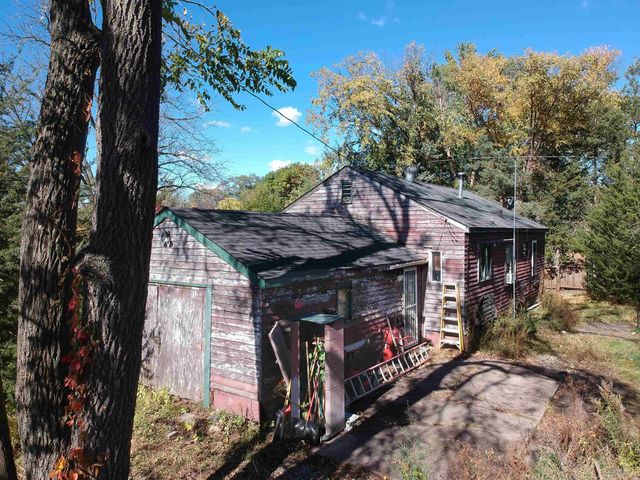 301 S Hackett Road, Waterloo, IA 50701