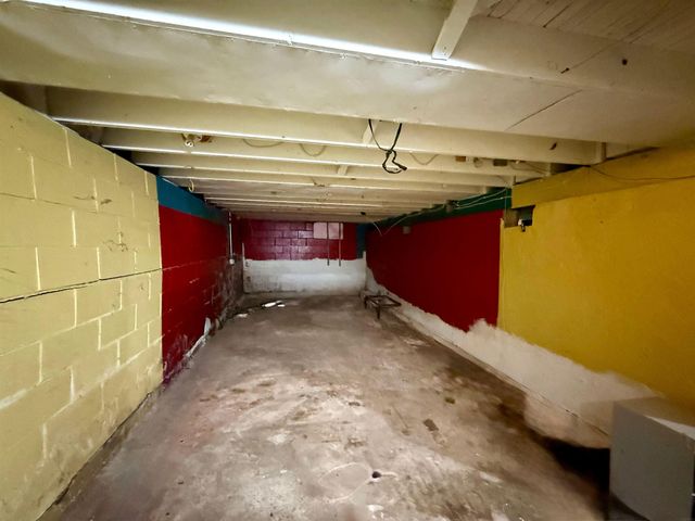 301 S Hackett Road, Waterloo, IA 50701