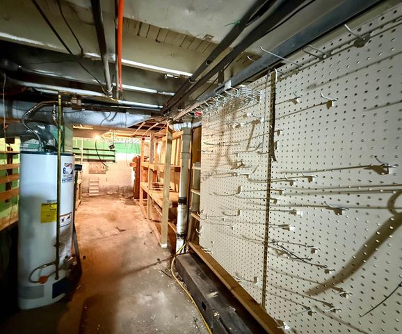 301 S Hackett Road, Waterloo, IA 50701