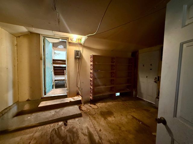 301 S Hackett Road, Waterloo, IA 50701