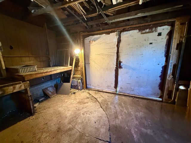 301 S Hackett Road, Waterloo, IA 50701