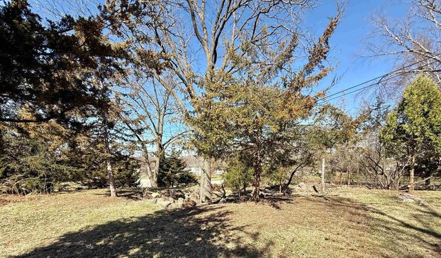 301 S Hackett Road, Waterloo, IA 50701