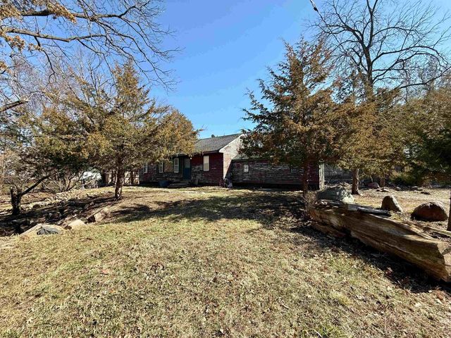 301 S Hackett Road, Waterloo, IA 50701