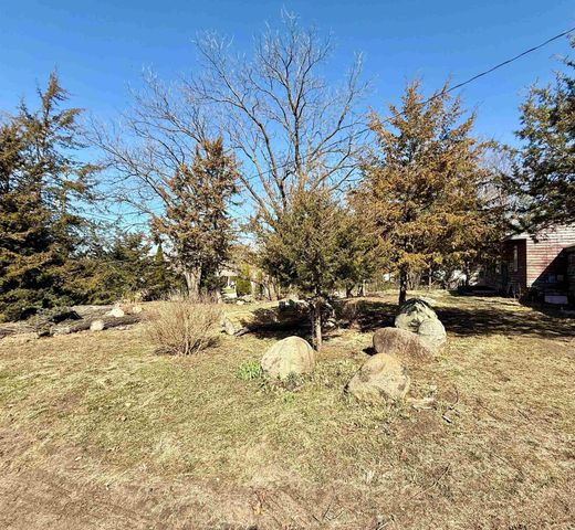 301 S Hackett Road, Waterloo, IA 50701