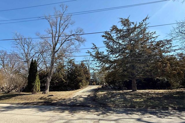 301 S Hackett Road, Waterloo, IA 50701