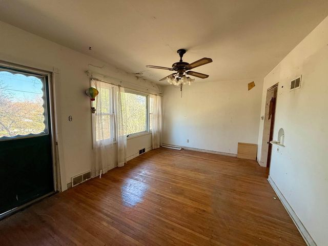 301 S Hackett Road, Waterloo, IA 50701