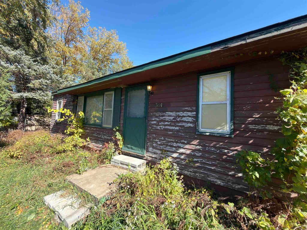 301 S Hackett Road, Waterloo, IA 50701