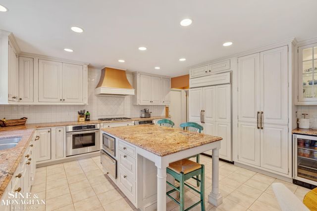 17 Belle Meade Street, Grosse Pointe Shores, MI 48236
