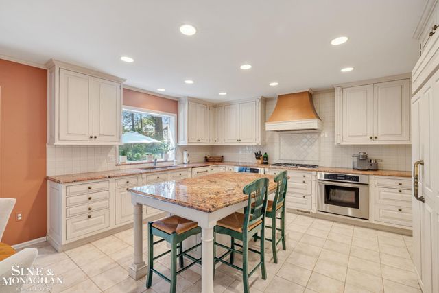 17 Belle Meade Street, Grosse Pointe Shores, MI 48236