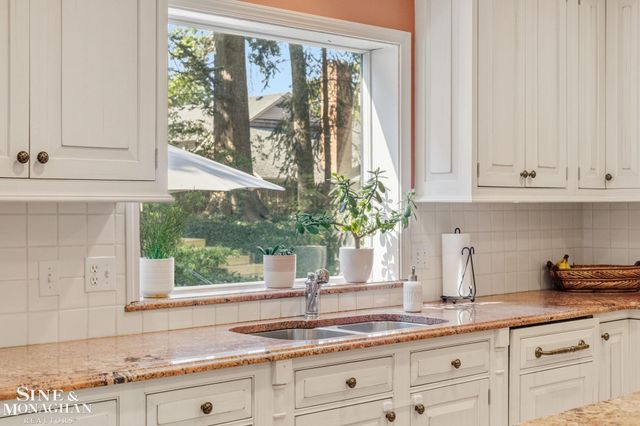 17 Belle Meade Street, Grosse Pointe Shores, MI 48236