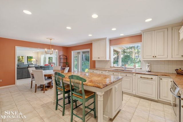 17 Belle Meade Street, Grosse Pointe Shores, MI 48236