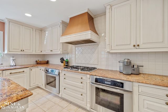 17 Belle Meade Street, Grosse Pointe Shores, MI 48236