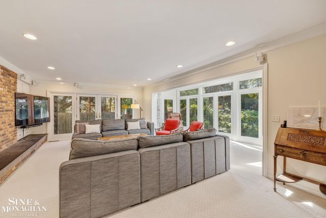 17 Belle Meade Street, Grosse Pointe Shores, MI 48236