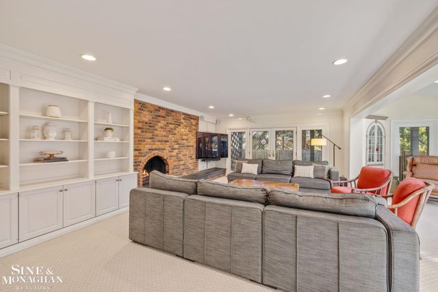 17 Belle Meade Street, Grosse Pointe Shores, MI 48236