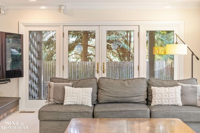 17 Belle Meade Street, Grosse Pointe Shores, MI 48236
