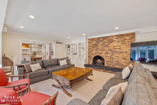 17 Belle Meade Street, Grosse Pointe Shores, MI 48236