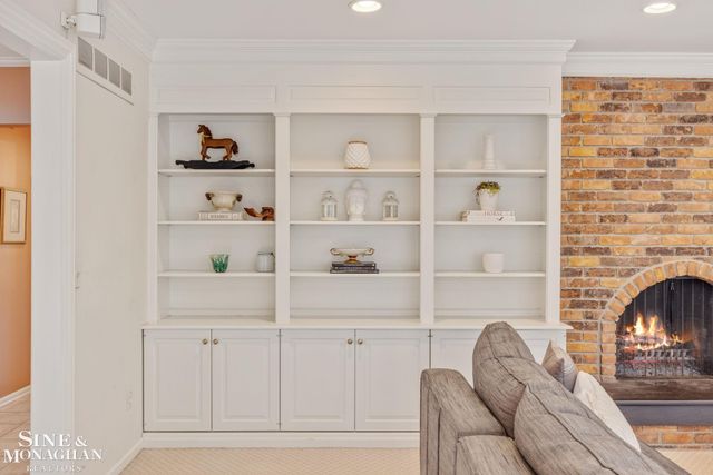17 Belle Meade Street, Grosse Pointe Shores, MI 48236