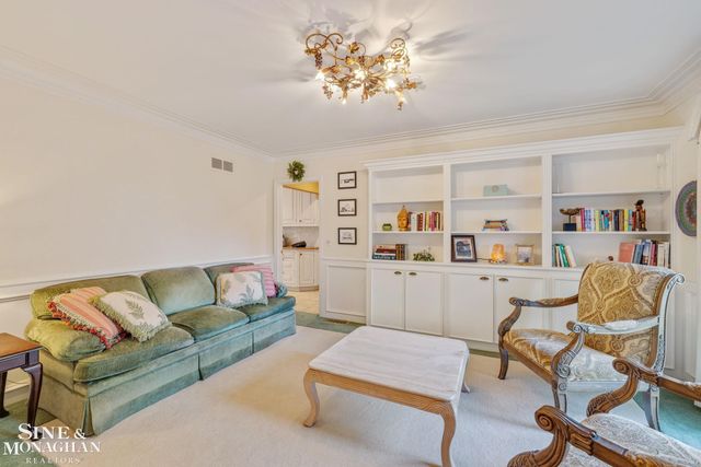 17 Belle Meade Street, Grosse Pointe Shores, MI 48236