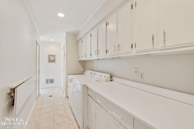 17 Belle Meade Street, Grosse Pointe Shores, MI 48236