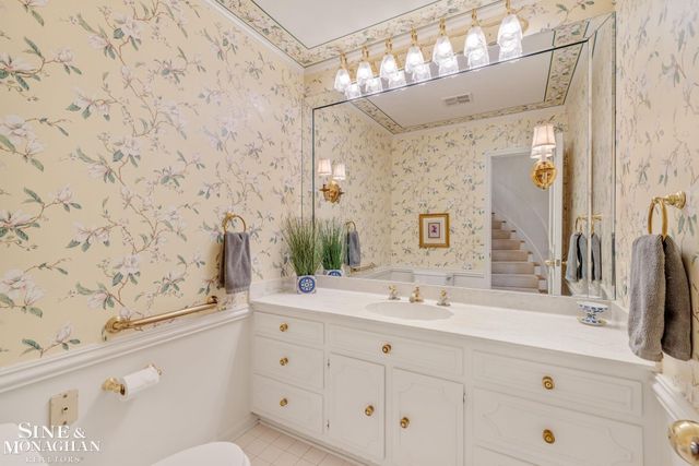 17 Belle Meade Street, Grosse Pointe Shores, MI 48236