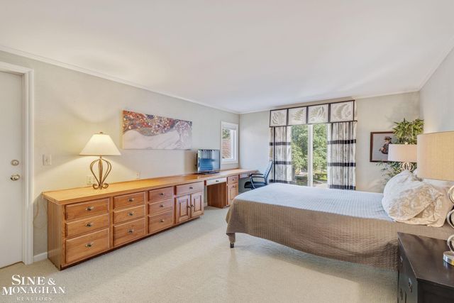 17 Belle Meade Street, Grosse Pointe Shores, MI 48236