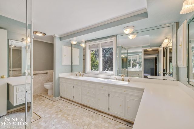 17 Belle Meade Street, Grosse Pointe Shores, MI 48236
