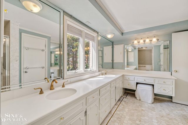 17 Belle Meade Street, Grosse Pointe Shores, MI 48236