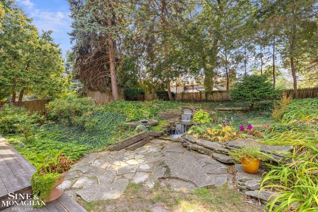 17 Belle Meade Street, Grosse Pointe Shores, MI 48236