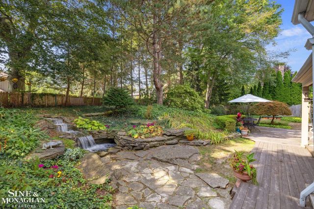 17 Belle Meade Street, Grosse Pointe Shores, MI 48236