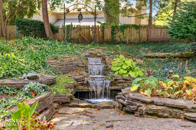 17 Belle Meade Street, Grosse Pointe Shores, MI 48236