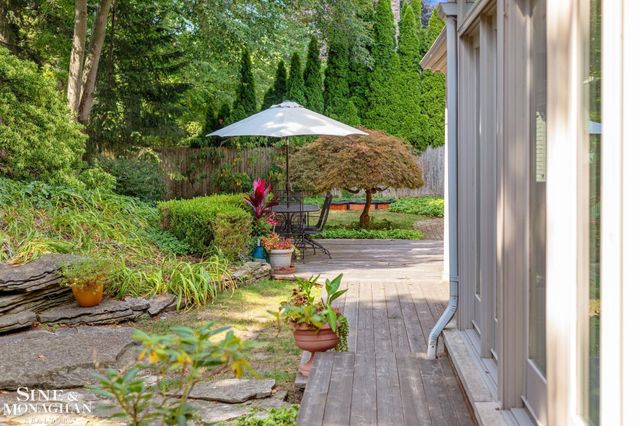 17 Belle Meade Street, Grosse Pointe Shores, MI 48236