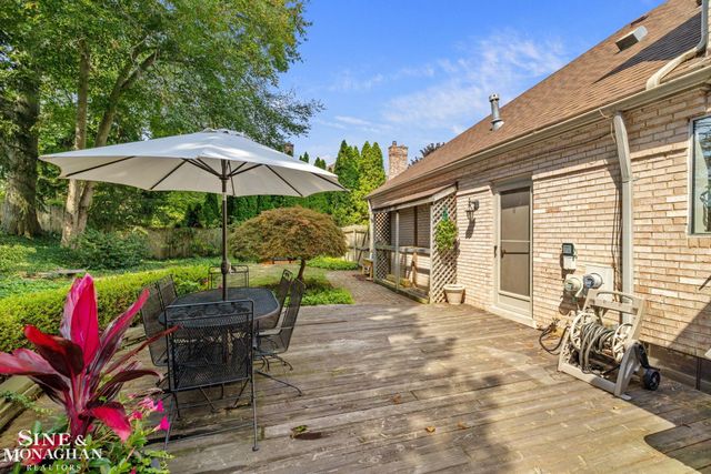 17 Belle Meade Street, Grosse Pointe Shores, MI 48236
