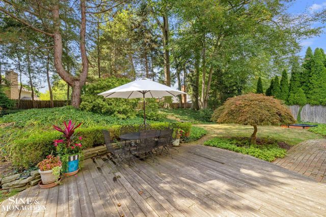 17 Belle Meade Street, Grosse Pointe Shores, MI 48236