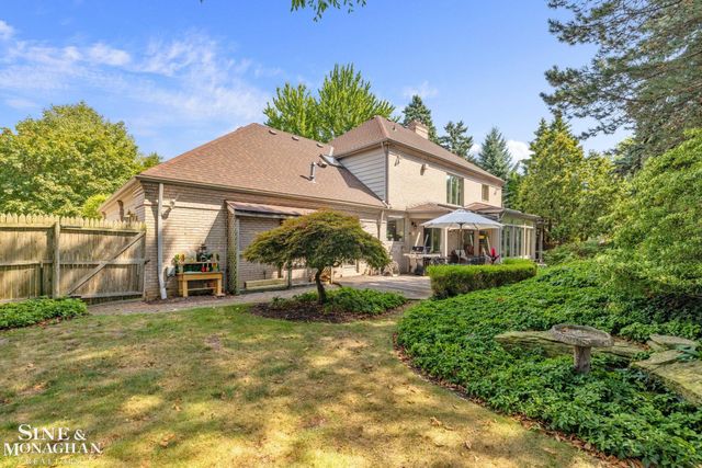 17 Belle Meade Street, Grosse Pointe Shores, MI 48236