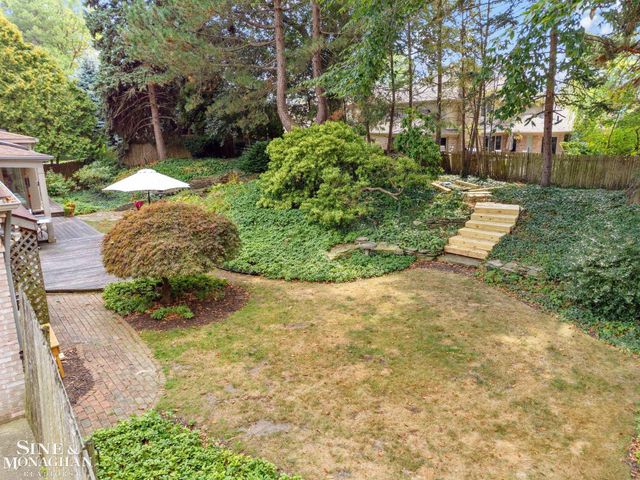 17 Belle Meade Street, Grosse Pointe Shores, MI 48236