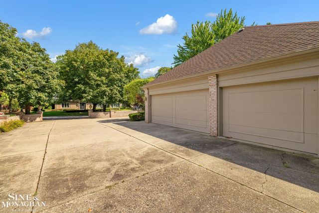 17 Belle Meade Street, Grosse Pointe Shores, MI 48236