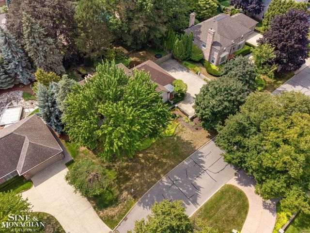 17 Belle Meade Street, Grosse Pointe Shores, MI 48236