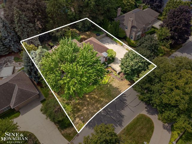 17 Belle Meade Street, Grosse Pointe Shores, MI 48236