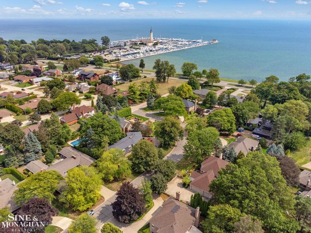 17 Belle Meade Street, Grosse Pointe Shores, MI 48236