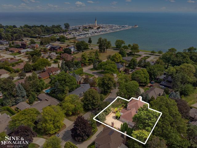 17 Belle Meade Street, Grosse Pointe Shores, MI 48236