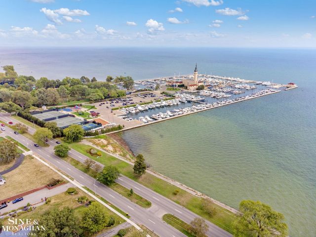 17 Belle Meade Street, Grosse Pointe Shores, MI 48236
