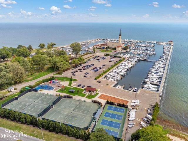 17 Belle Meade Street, Grosse Pointe Shores, MI 48236