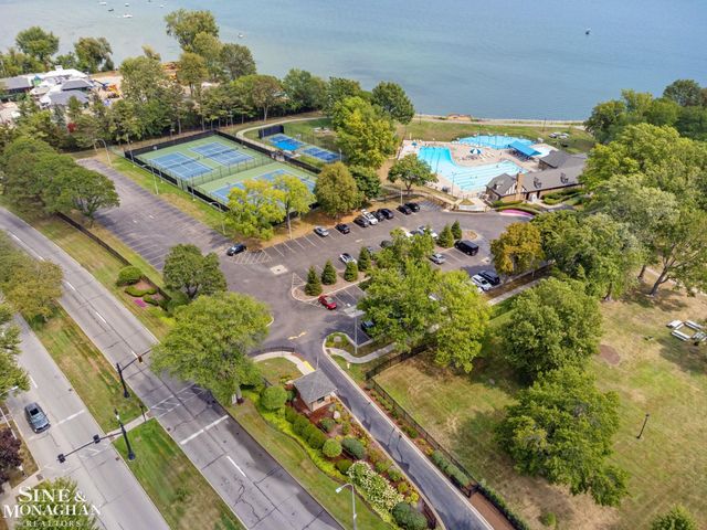 17 Belle Meade Street, Grosse Pointe Shores, MI 48236