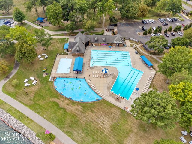 17 Belle Meade Street, Grosse Pointe Shores, MI 48236